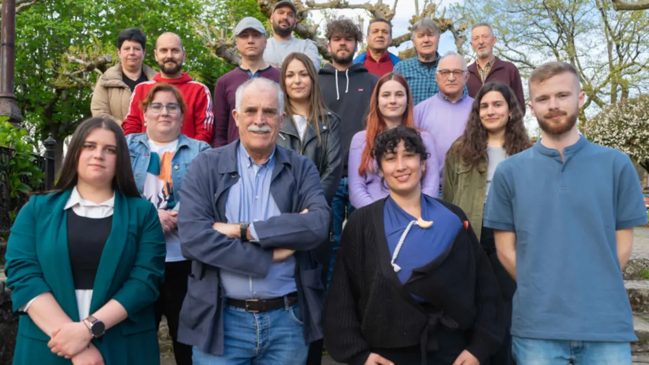 Xo&aacute;n Xes&uacute;s Carril arroupado de membros da candidatura do BNG &aacute;s Elecci&oacute;ns Municipais do 28 de maio