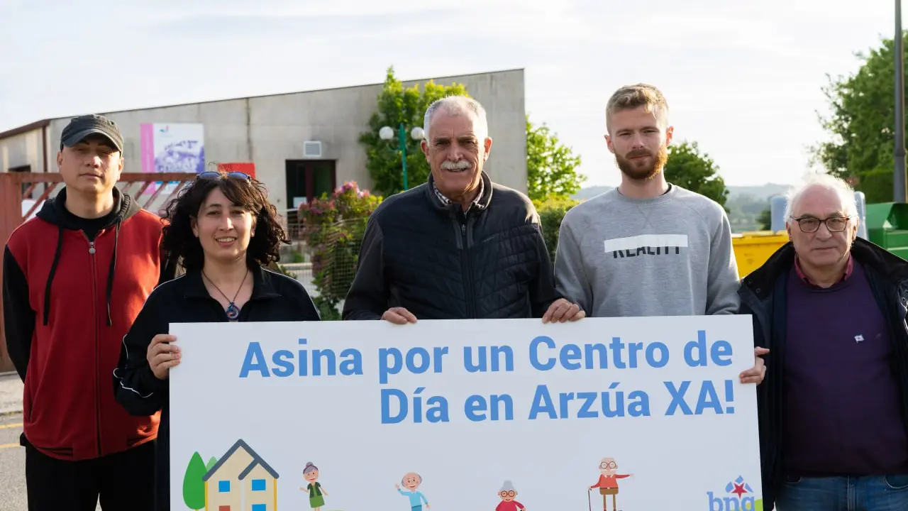 Xo&aacute;n Xes&uacute;s Carril acompa&ntilde;ado de membros da candidatura