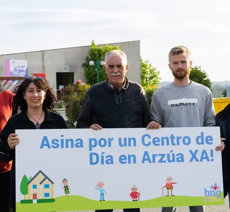 Xo&aacute;n Xes&uacute;s Carril acompa&ntilde;ado de membros da candidatura